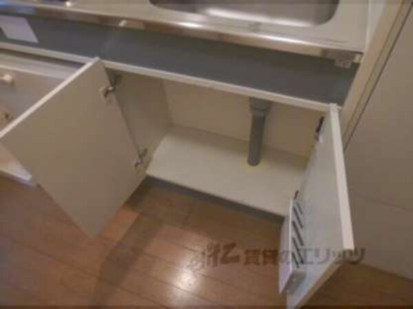 収納棚の下部