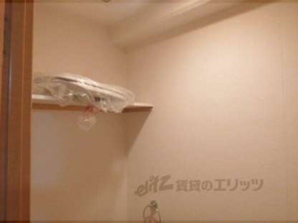 トイレ(上段　便利な収納棚付)