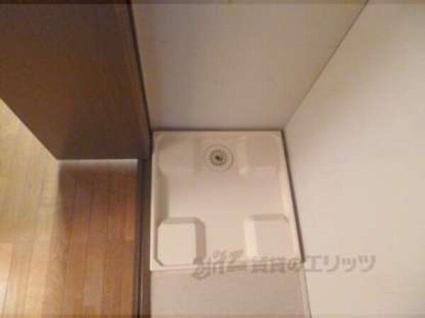 洗濯機置場(玄関横の下駄箱の横にあります。)