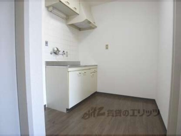 キッチン(収納も広い)