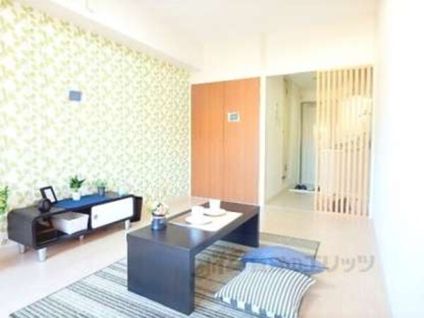 洋室(壁紙がオシャレです。)