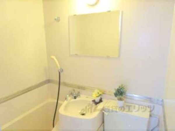 洗面所(大きな鏡が付いています)