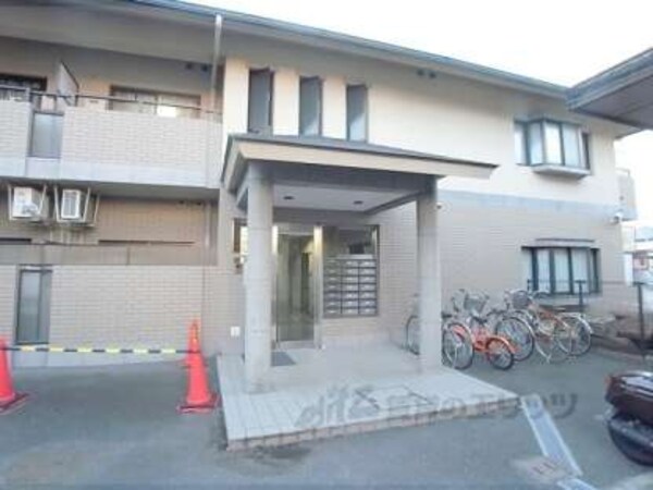 エントランス(オートロック付きなので安心)