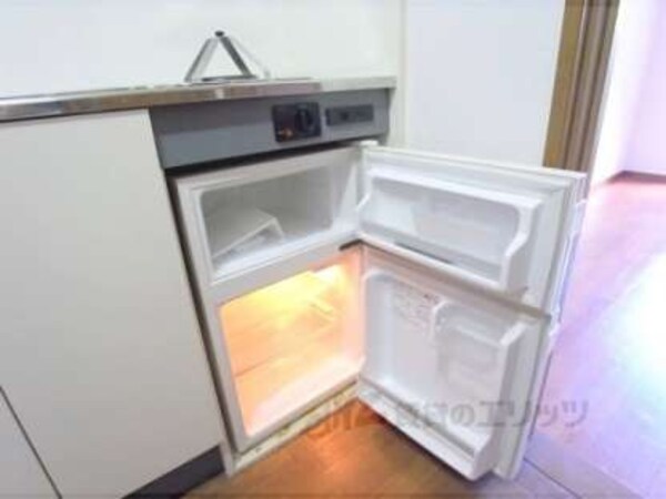 冷蔵庫置場(ミニ冷蔵庫が付いています。)