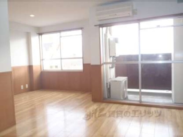 洋室(南向き、広く窓も多い明るいお部屋です)