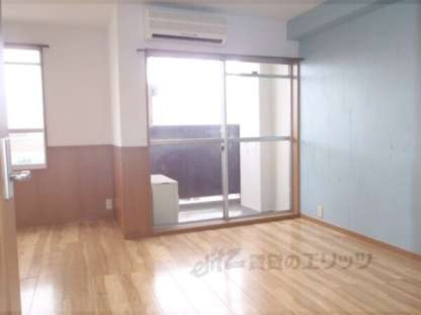 洋室(キレイなお部屋にオシャレな壁)