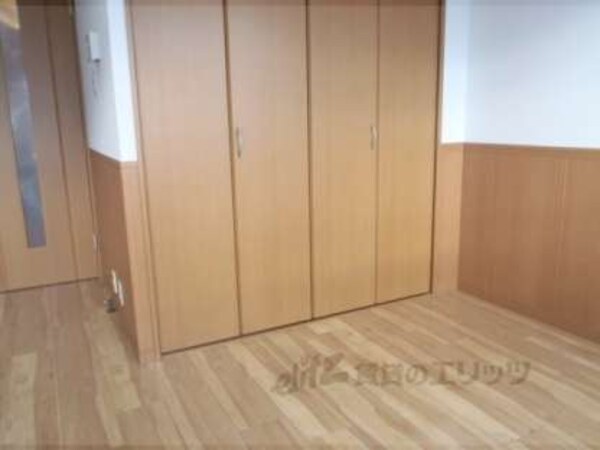 洋室(南向き、広く窓も多い明るいお部屋です)