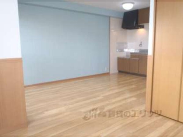 洋室(キレイなお部屋にオシャレな壁)