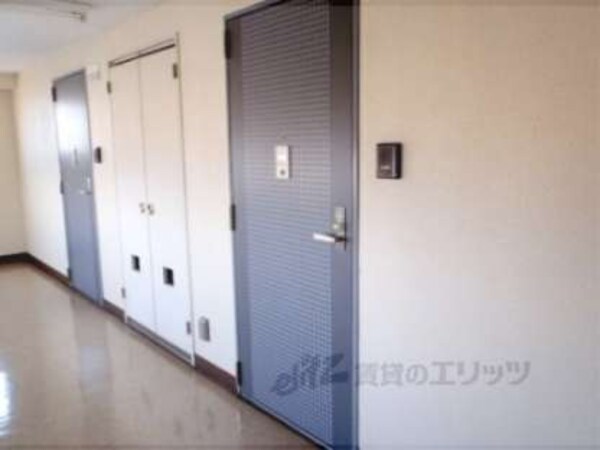玄関(建物内の廊下なので濡れる心配がありません)