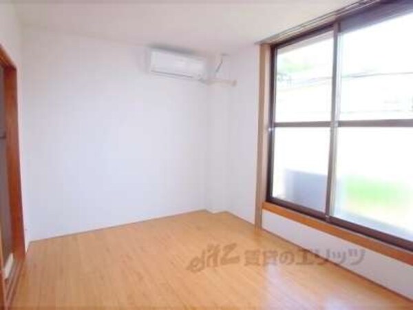 居室(フローリングのきれいなお部屋です。)