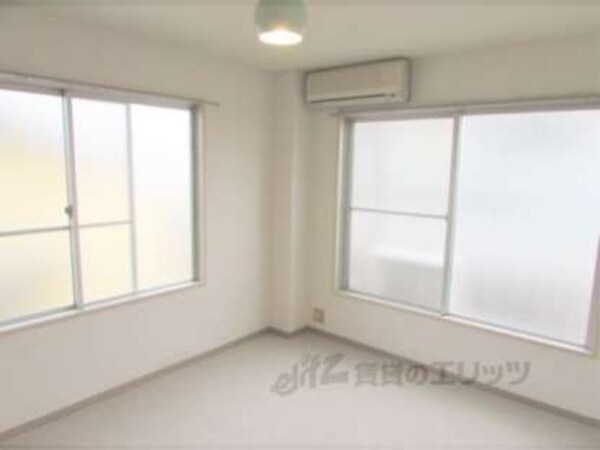 洋室(二面採光で通気性・日当たり共に良いですよ)