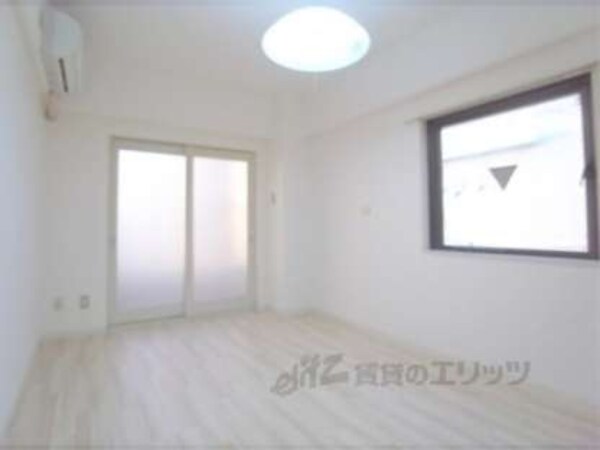 居室(おしゃれなフローリングのお部屋です。)