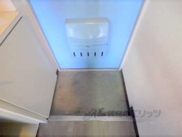 玄関(水色のおしゃれなドアです。)