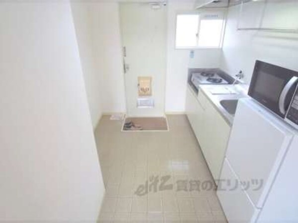廊下(白を基調とした綺麗なお部屋ですね。)
