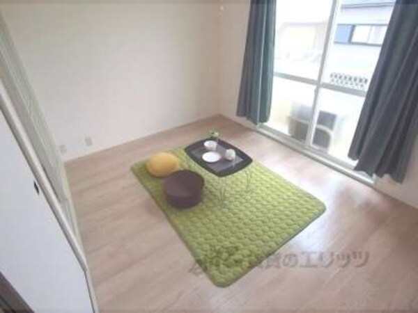 洋室(広々とした綺麗なーリングのお部屋です。)