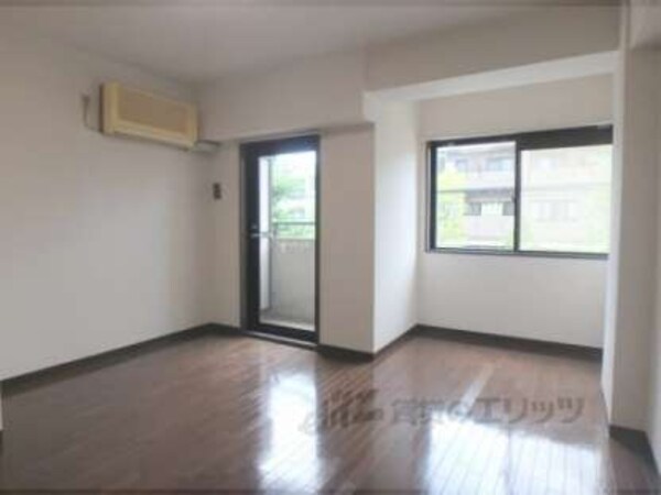 洋室(大通り沿いです)