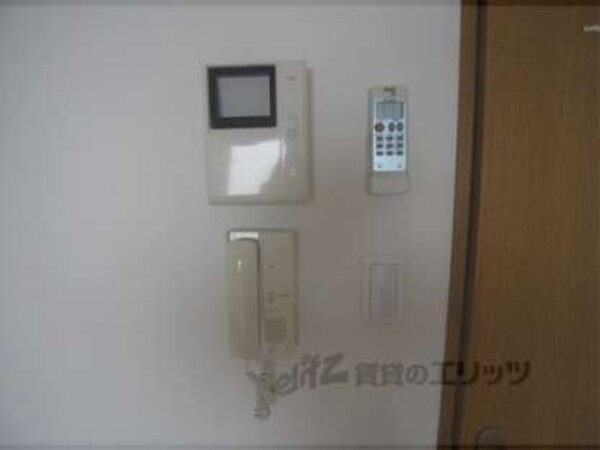 リモコン類(玄関モニターもここにあります)