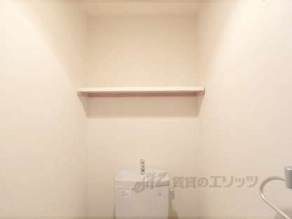 上部収納(トイレ上部にも棚がついています。)