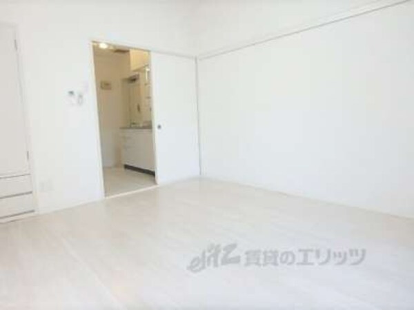 洋室(6.8帖の清潔感のあるお部屋です)