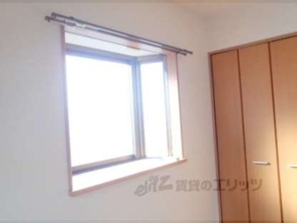 出窓(出窓があって明るいです)