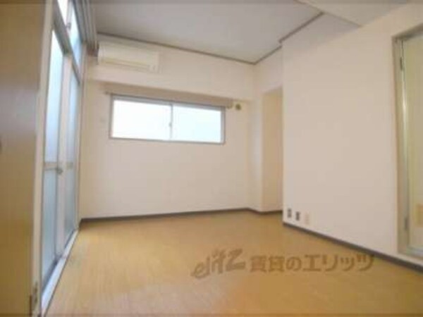 居室(明るいお部屋です。)