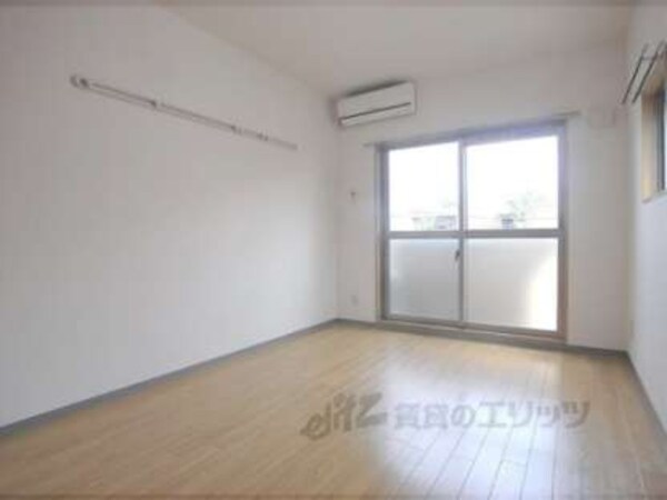 洋室(南向きなので明るい室内です)