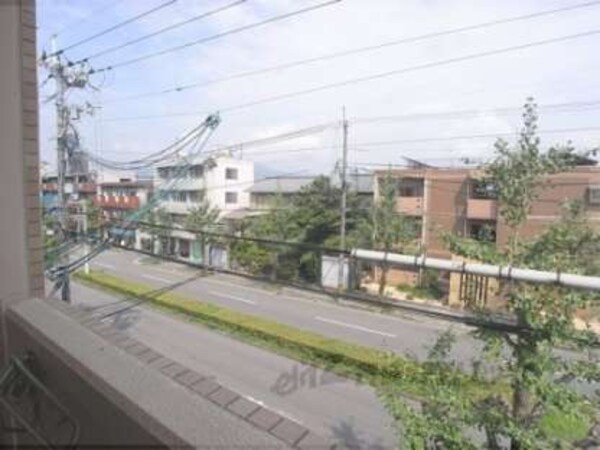 眺望(前が大通りなので日当り良好です)