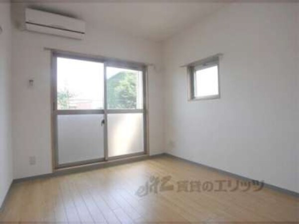 洋室(小窓もあり、風通し良好です)