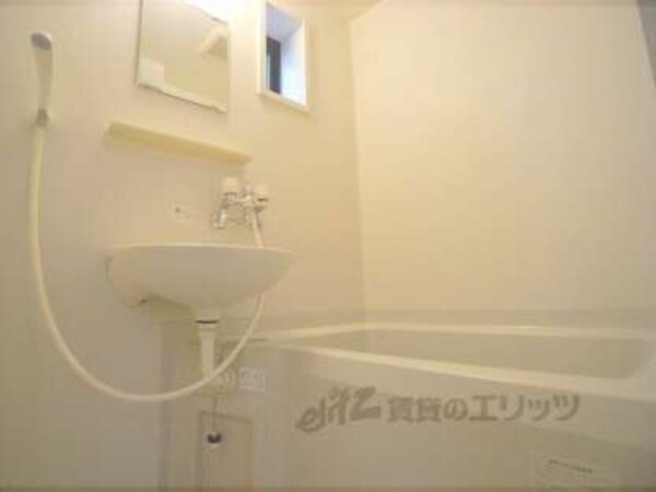 風呂(お風呂に窓があり、換気しやすいです。)
