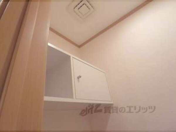 トイレ(上に収納あります)