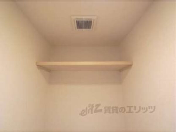 トイレ(トイレの上に棚があります。)
