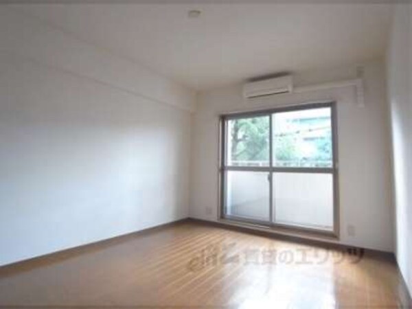 居室(壁も床もきれいです。)