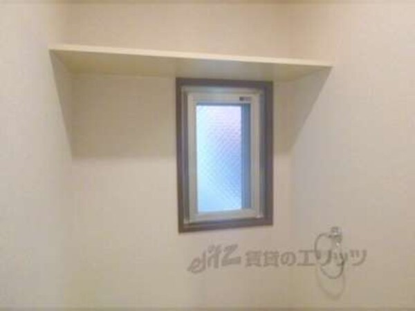 トイレ(上部棚、小窓付き)