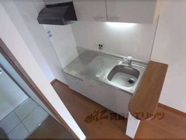 キッチン(荷物の置けるスペースが使いやすそうですね)