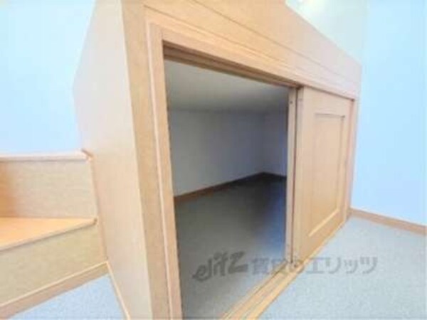 ベッド下部収納