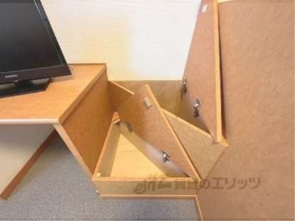 階段下部収納