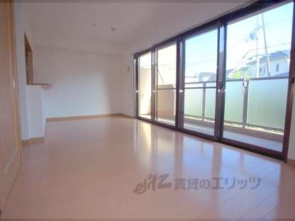 リビング(大きな窓で日当たり良好です)