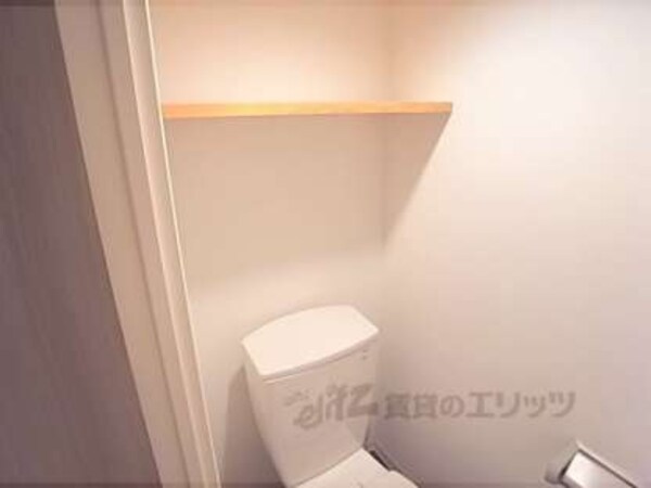 トイレ(棚が付いております。)