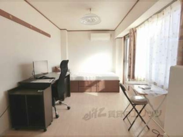 洋室(大きな窓で日当り良好です)