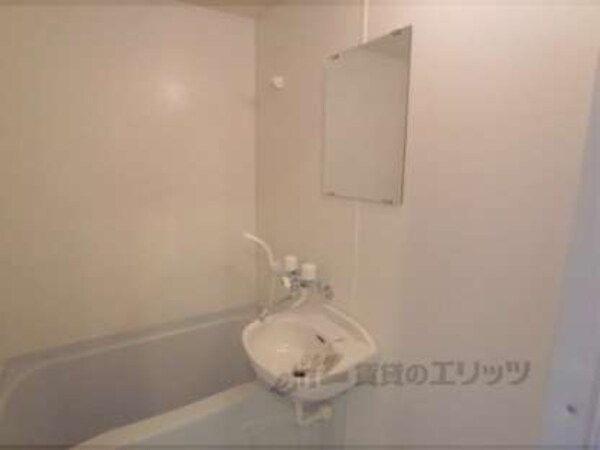 風呂(シャワー・鏡・洗面台ついています)