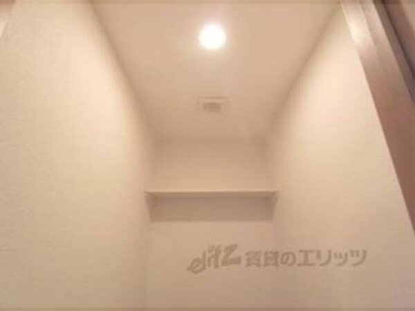 トイレ(後ろの上部に棚付いています)