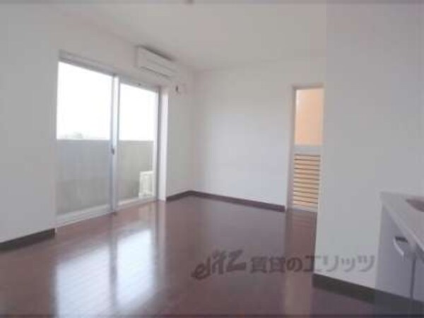 居室(一人暮らしには十分な広さです。)