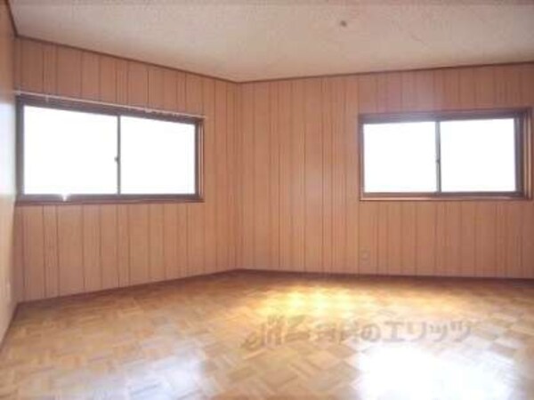 洋室(窓が多くて明るいお部屋です。)