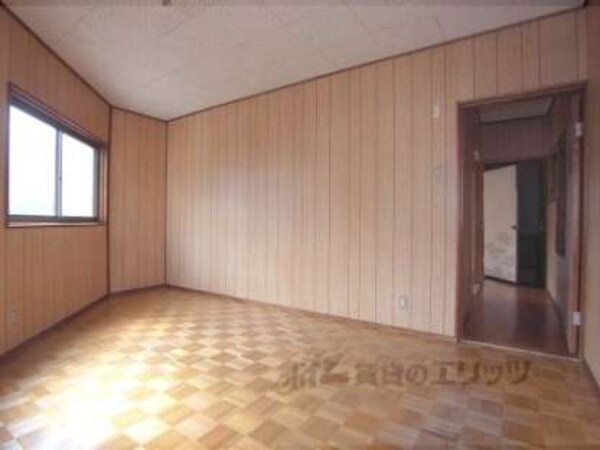 洋室(窓が多くて明るいお部屋です。)