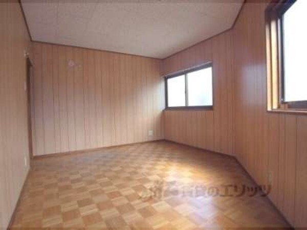 洋室(窓が多くて明るいお部屋です。)