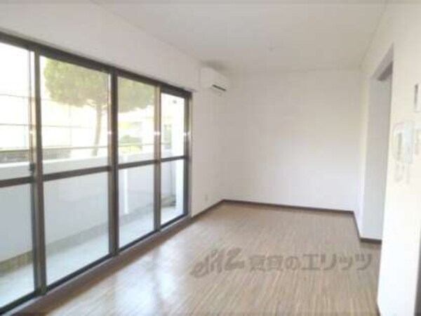 リビング(窓が大きく明るい室内です。)