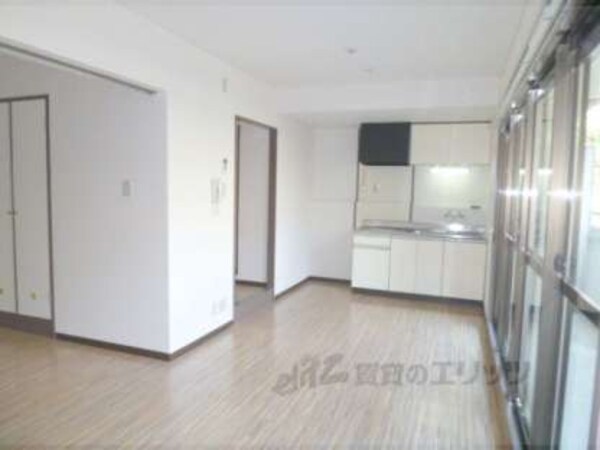 リビング(窓が大きく明るい室内です。)