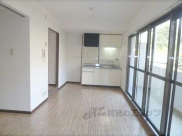 リビング(窓が大きく明るい室内です。)