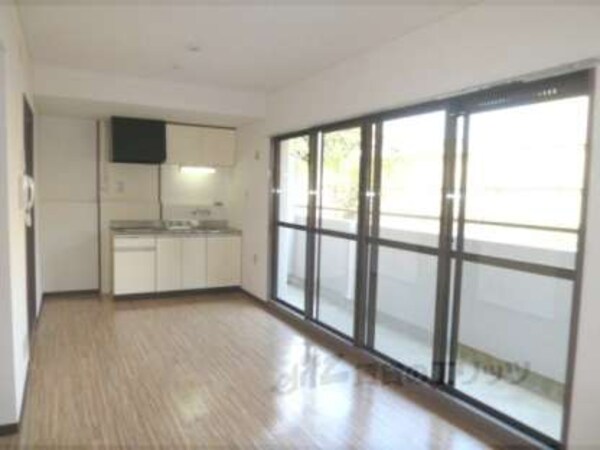 リビング(窓が大きく明るい室内です。)