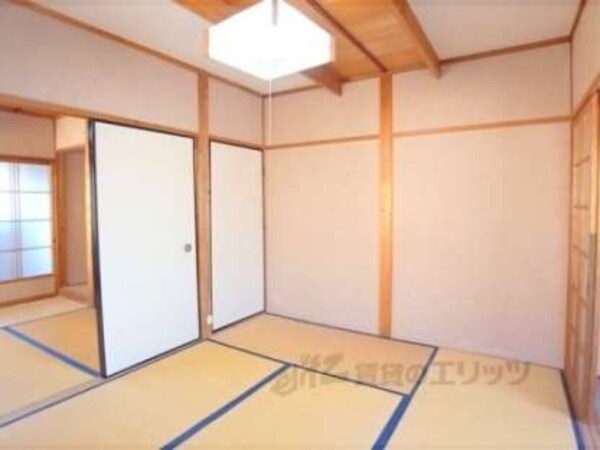 和室(きれいな畳ですよ。)